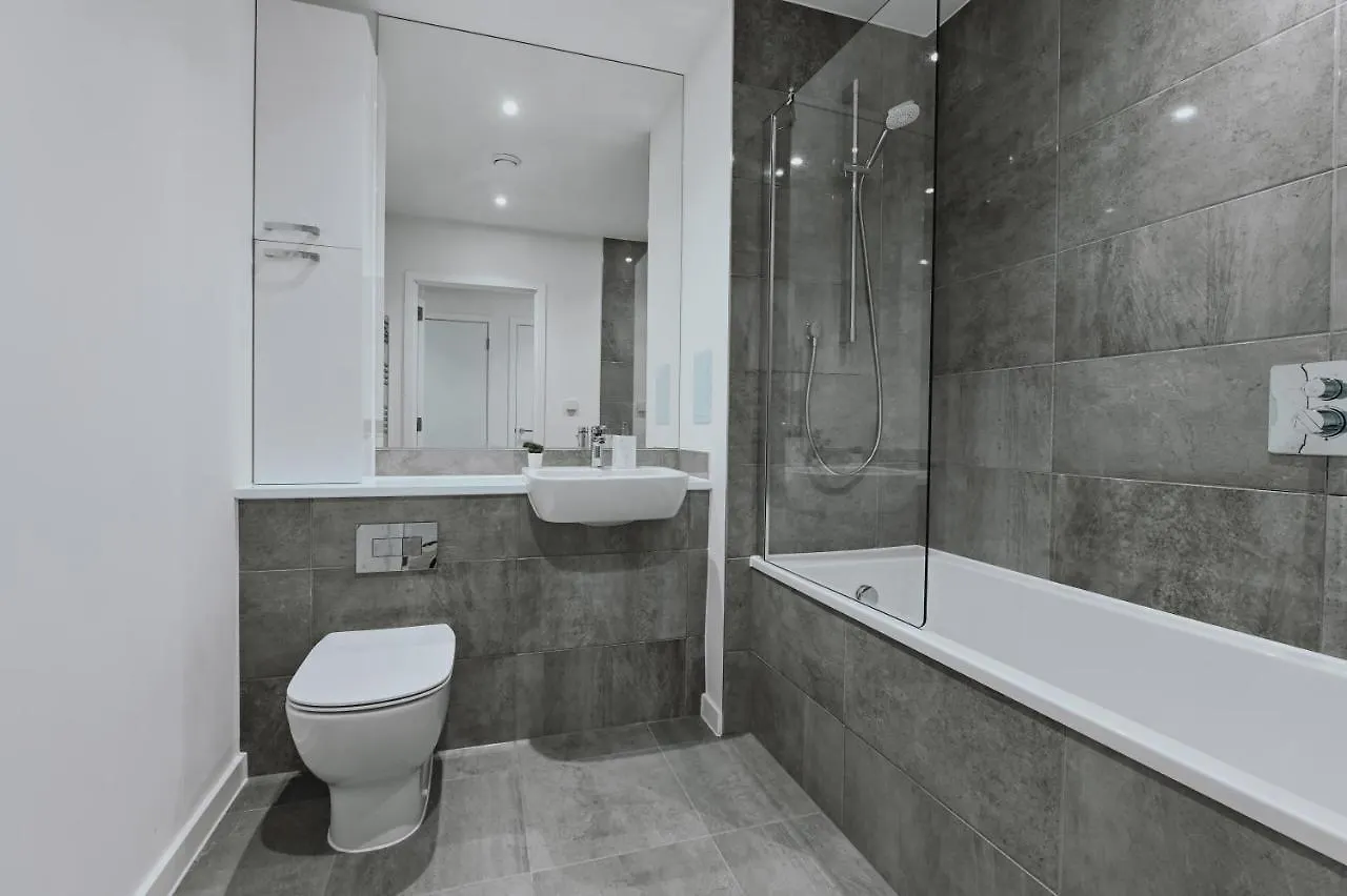 Khayat Homes - The Curve - One Bed London 0*,